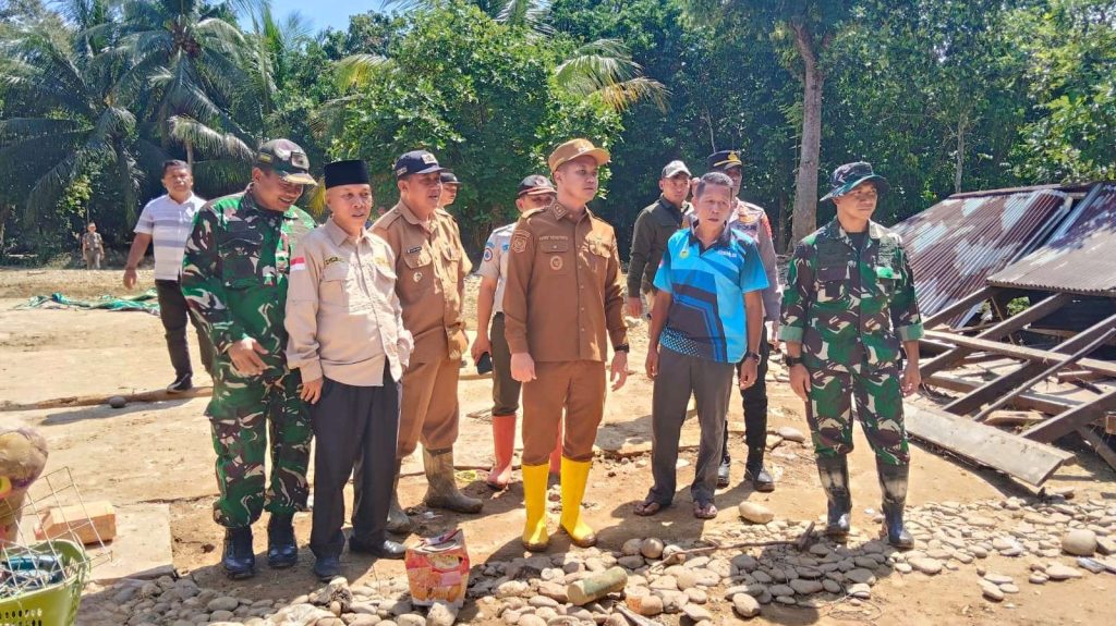 Wakil Bupati Sarolangun Tinjau Lokasi Pasca Banjir Bandang dan Salurkan Bansos di Bathin VIII