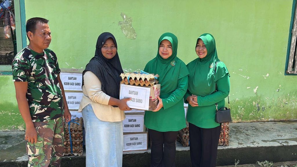 Ketua Persit KCK Dim 0420/Sarko Ny Nisa Yakhya Turun Langsung Salurkan Bantuan Korban Banjir Sarolangun